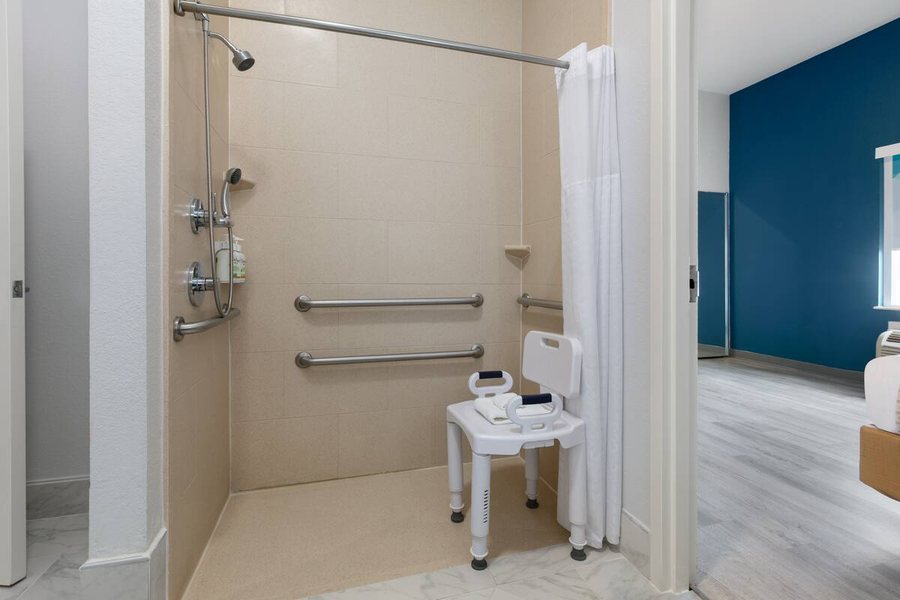 La Quinta Inn Suites By Wyndham Ft Worth Burleson — Bathroom