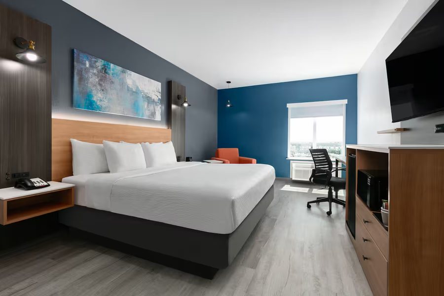 La Quinta Inn Suites By Wyndham Ft Worth Burleson — Guest room