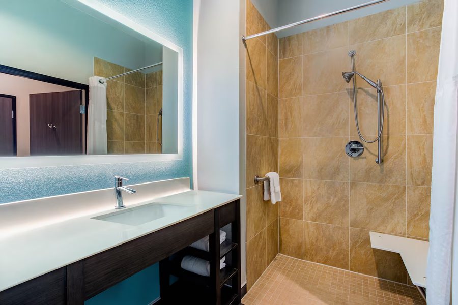 La Quinta Inn Suites by Wyndham Ft Worth Forest Hill TX — Bathroom
