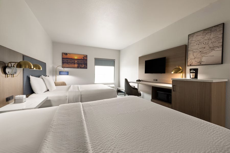 La Quinta Inn Suites by Wyndham Ft Worth Forest Hill TX — Guest room