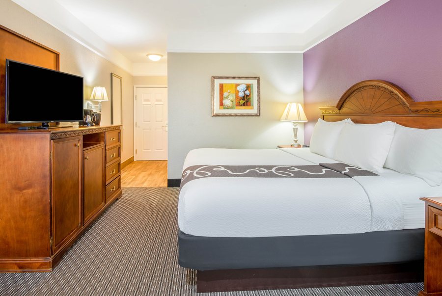 La Quinta Inn Suites by Wyndham Gainesville — Guest room