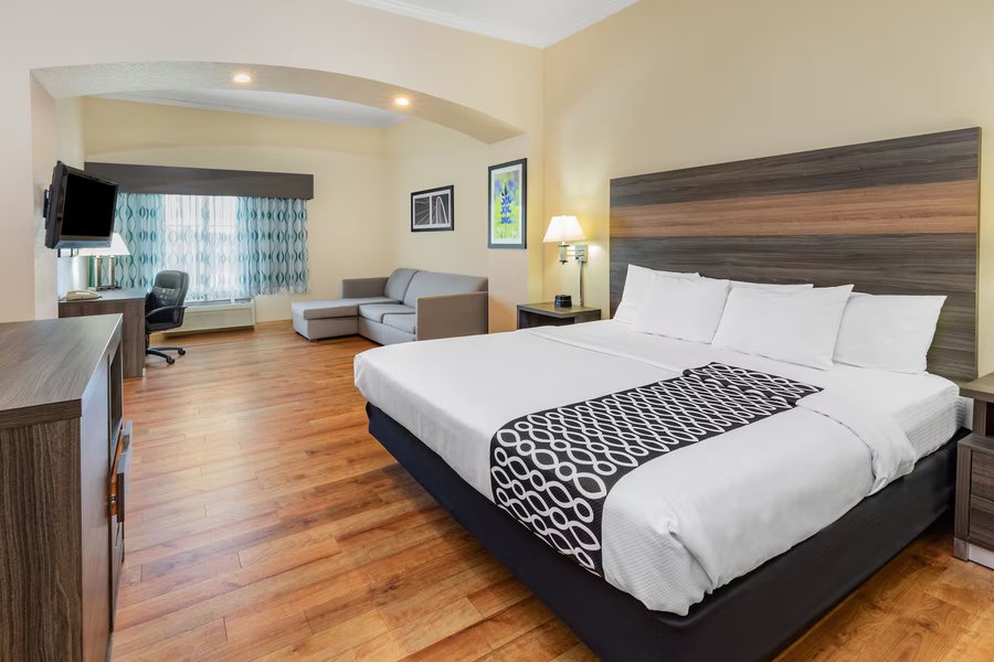 La Quinta Inn Suites by Wyndham Garland Harbor Point — Guest room