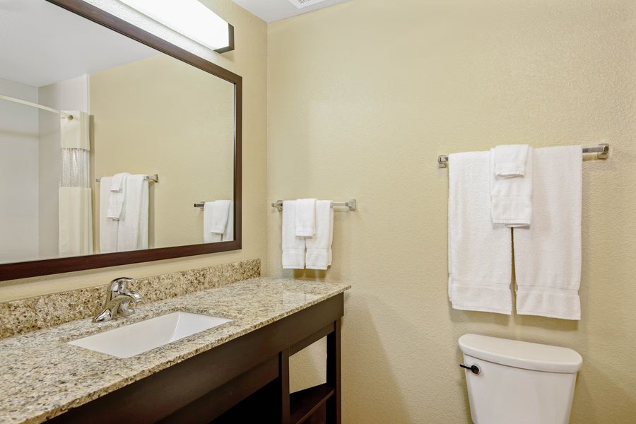 La Quinta Inn Suites by Wyndham Gillette — Bathroom