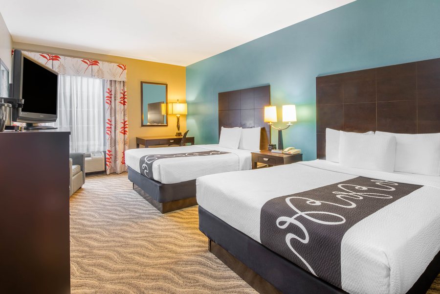 La Quinta Inn Suites by Wyndham Glen Rose — Guest room