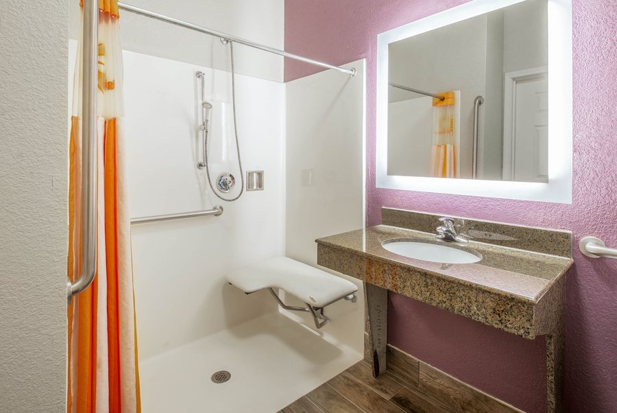 La Quinta Inn Suites By Wyndham Glendive — Bathroom