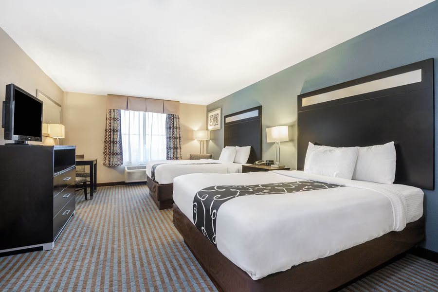 La Quinta Inn Suites By Wyndham Glendive — Guest room