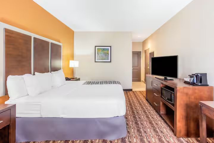 La Quinta Inn Suites by Wyndham Gonzales TX — Guest room