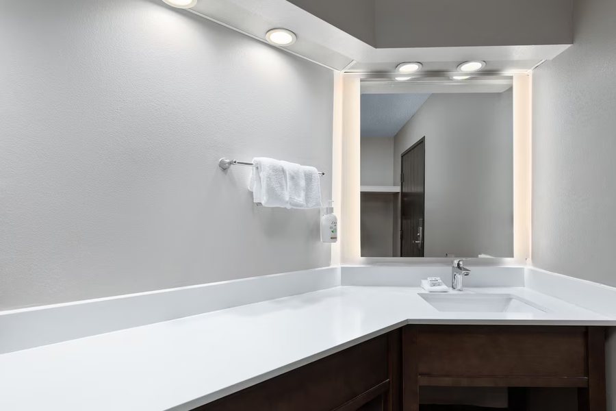 La Quinta Inn Suites by Wyndham Goodlettsville Nashville — Bathroom