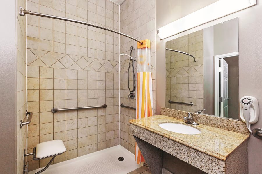 La Quinta Inn Suites by Wyndham Granbury — Bathroom