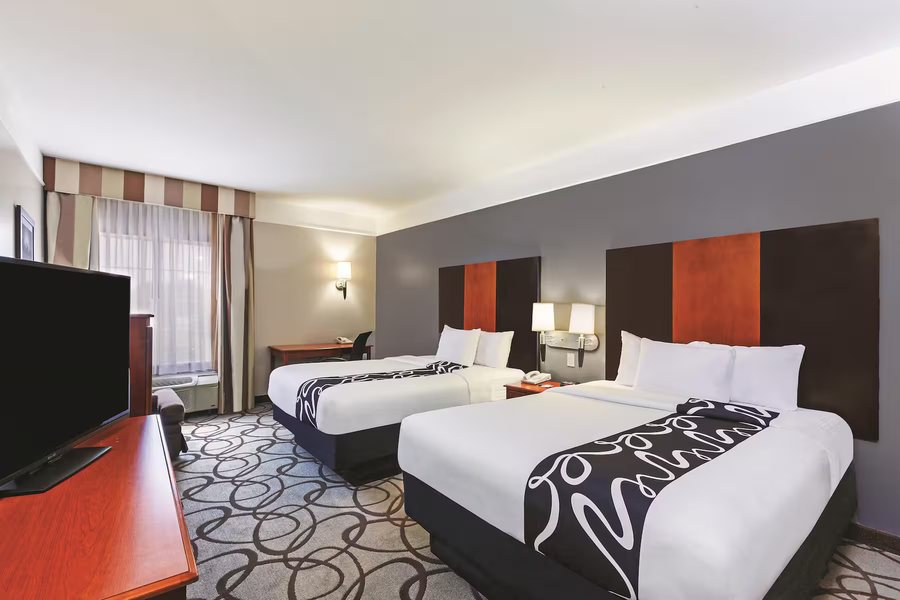 La Quinta Inn Suites by Wyndham Granbury — Guest room