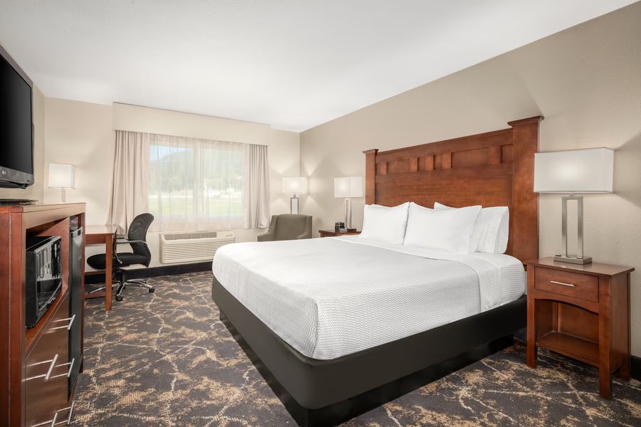 La Quinta Inn Suites by Wyndham Grants Pass — Guest room