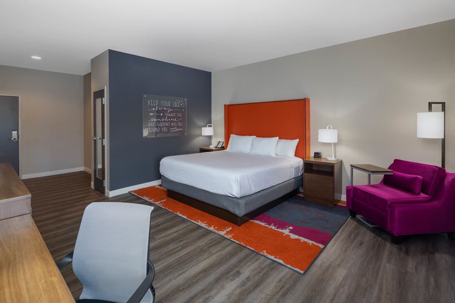 La Quinta Inn Suites by Wyndham Greensboro Arpt High Point — Guest room