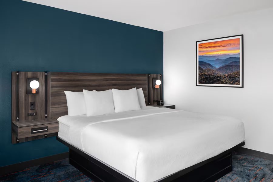 La Quinta Inn Suites By Wyndham Greensboro NC — Guest room