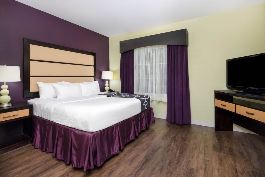 La Quinta Inn Suites by Wyndham Hinesville Fort Stewart — Guest room