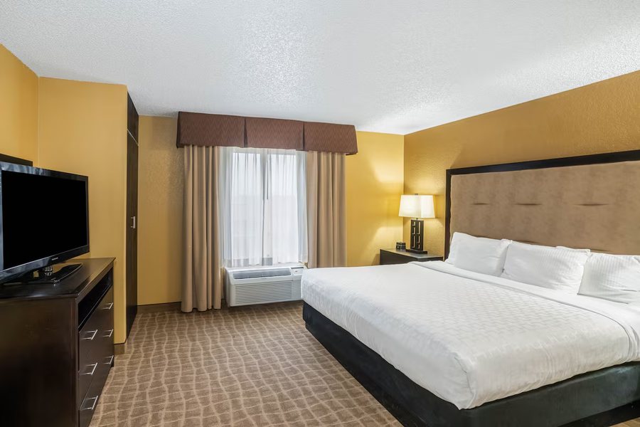 La Quinta Inn Suites by Wyndham Hot Springs — Guest room