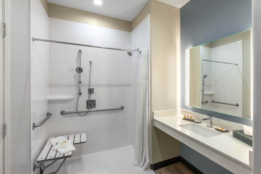 La Quinta Inn Suites by Wyndham Houston Channelview — Bathroom