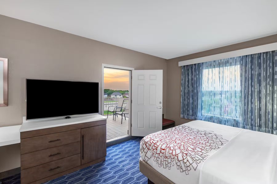 La Quinta Inn Suites by Wyndham Houston Channelview — Guest room