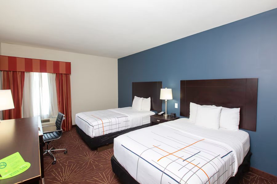 La Quinta Inn Suites by Wyndham Houston East at Normandy — Guest room