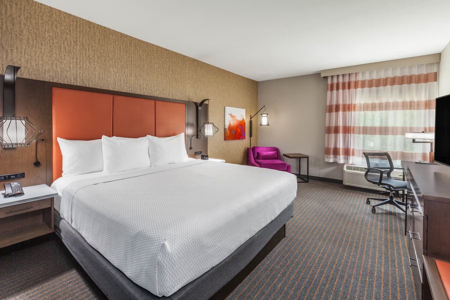 La Quinta Inn Suites by Wyndham Houston East at Sheldon Rd — Guest room