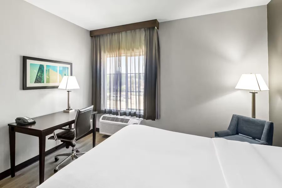 La Quinta Inn Suites by Wyndham Houston Energy Corridor — Guest room
