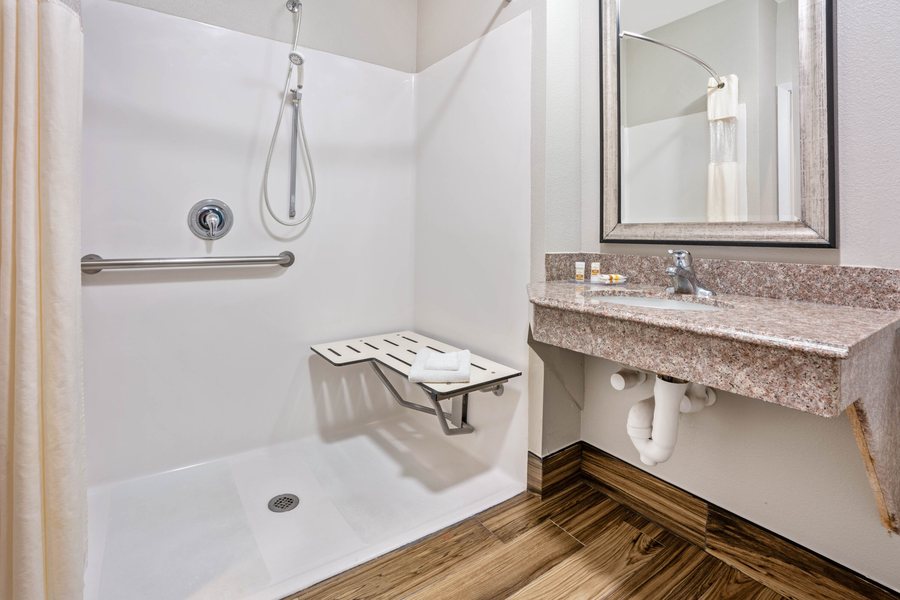 La Quinta Inn Suites by Wyndham Houston Magnolia — Bathroom