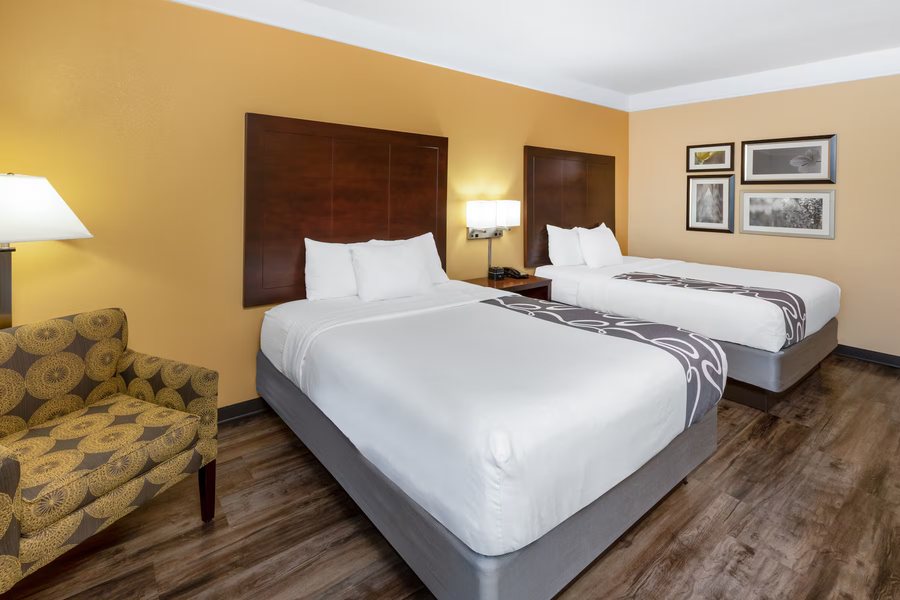 La Quinta Inn Suites by Wyndham Houston NW Beltway8 WestRD — Guest room