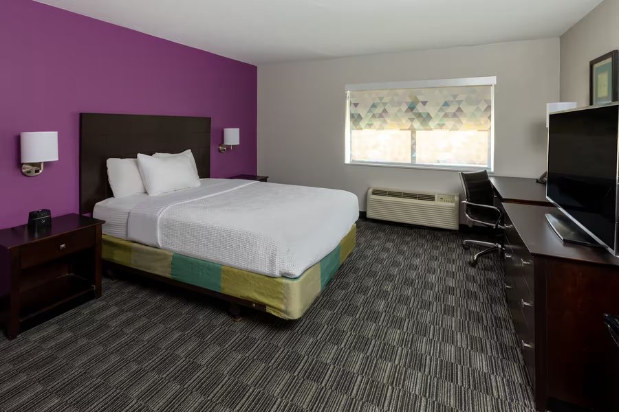 La Quinta Inn Suites by Wyndham Houston NW Brookhollow — Guest room