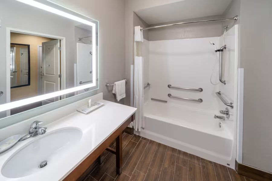 La Quinta Inn Suites by Wyndham Houston Southwest — Bathroom
