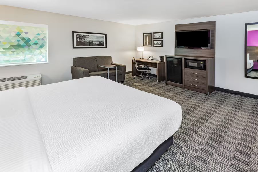 La Quinta Inn Suites by Wyndham Houston Southwest — Guest room