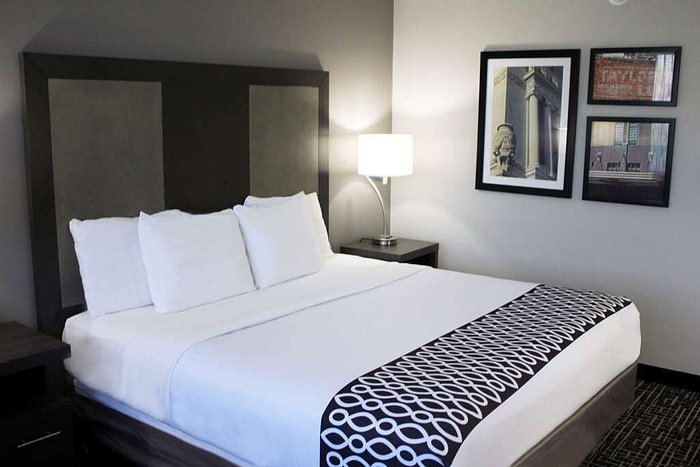 La Quinta Inn Suites by Wyndham Indianapolis Downtown — Guest room