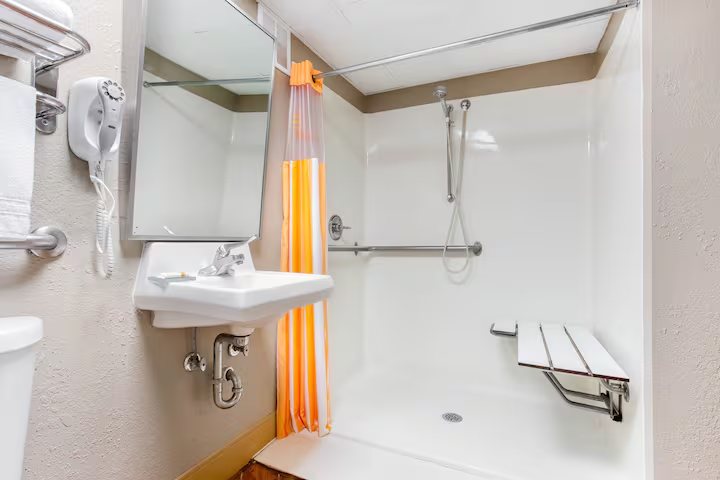 La Quinta Inn Suites By Wyndham Indianapolis South — Bathroom