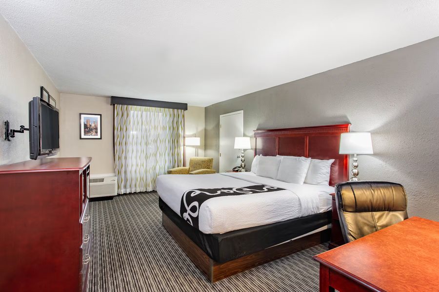La Quinta Inn Suites By Wyndham Indianapolis South — Guest room