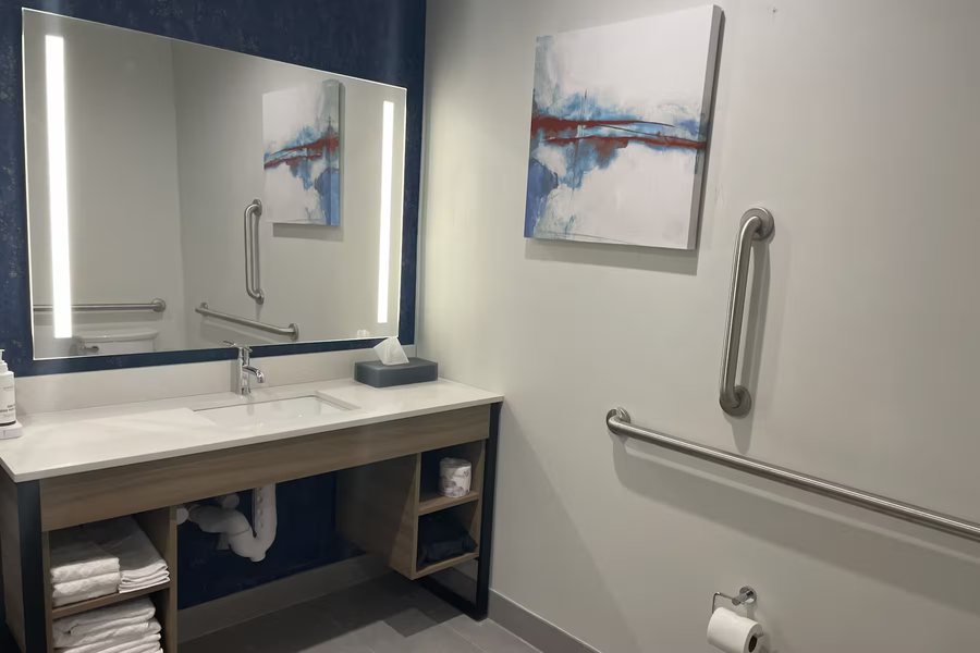 La Quinta Inn Suites by Wyndham Jackson Cape Girardeau — Bathroom