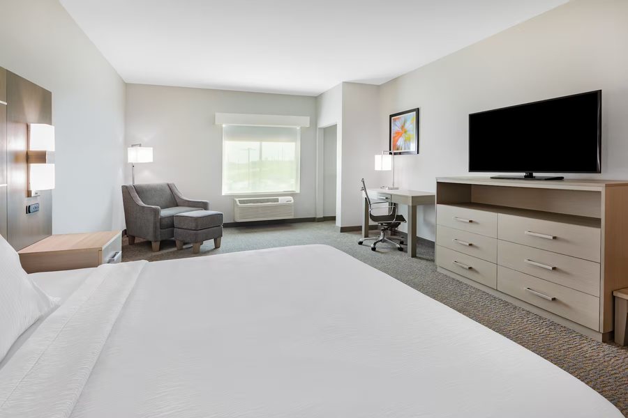 La Quinta Inn Suites by Wyndham Jackson Cape Girardeau — Guest room