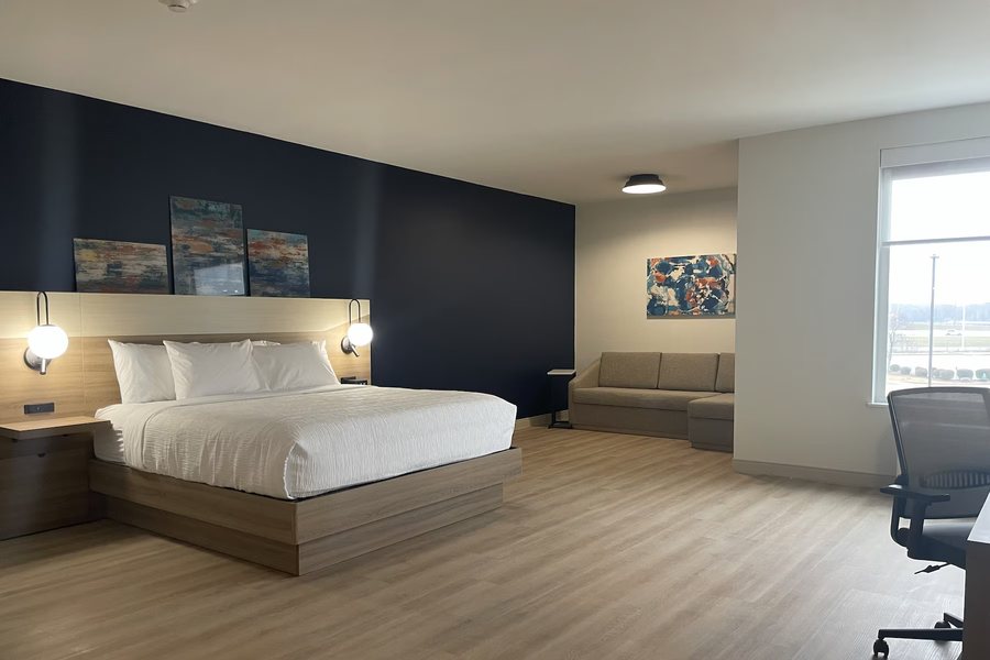 La Quinta Inn Suites by Wyndham Jackson North — Guest room