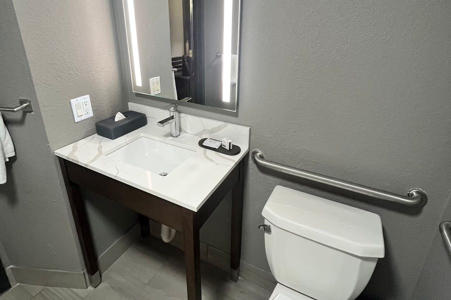 La Quinta Inn Suites by Wyndham Jacksonville Butler Blvd — Bathroom