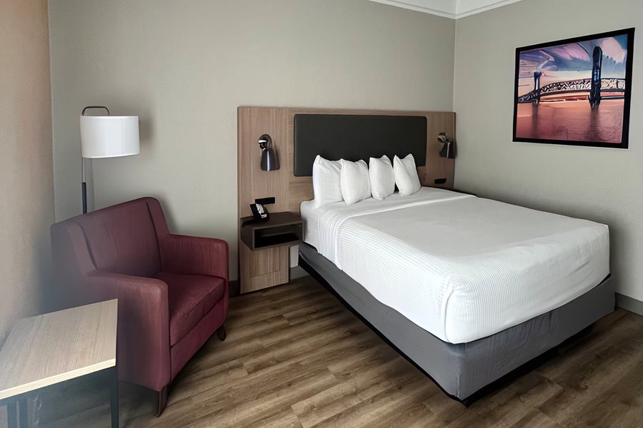 La Quinta Inn Suites by Wyndham Jacksonville Butler Blvd — Guest room