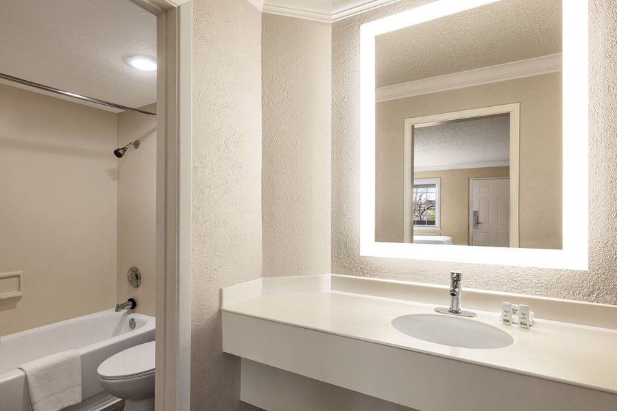 La Quinta Inn Suites by Wyndham Jourdanton Pleasanton — Bathroom