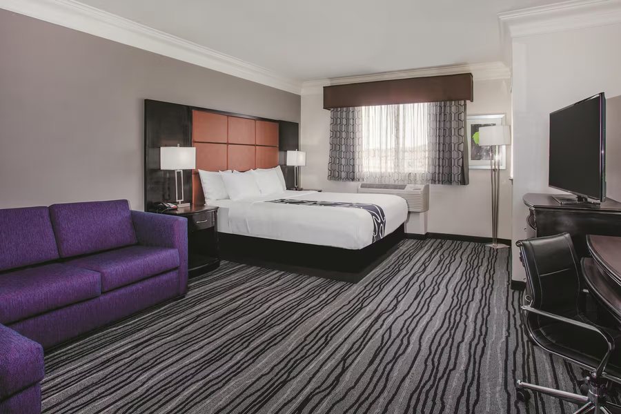 La Quinta Inn Suites by Wyndham Jourdanton Pleasanton — Guest room