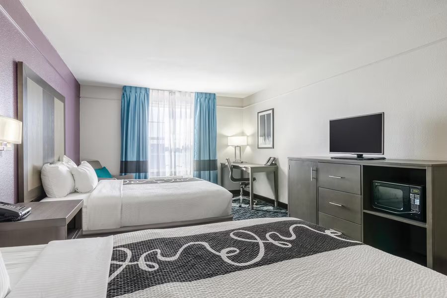 La Quinta Inn Suites by Wyndham Kansas City Airport — Guest room