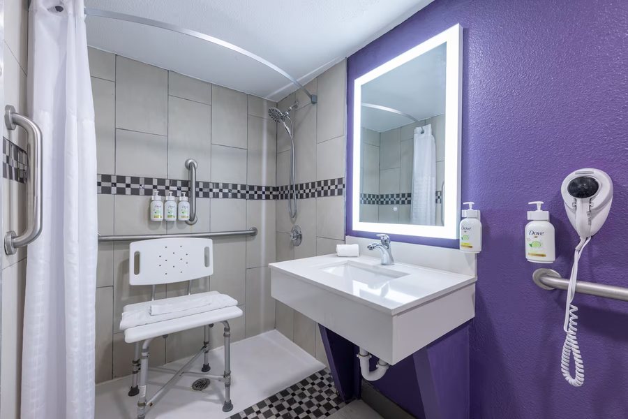 La Quinta Inn Suites by Wyndham Kansas City Beacon Hill — Bathroom