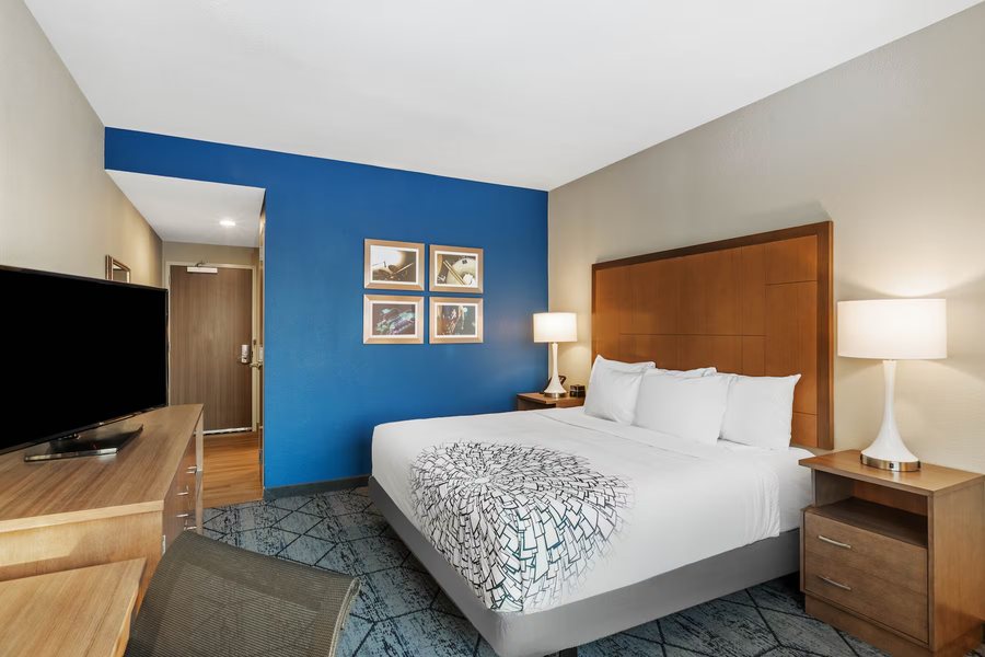 La Quinta Inn Suites by Wyndham Kansas City Beacon Hill — Guest room