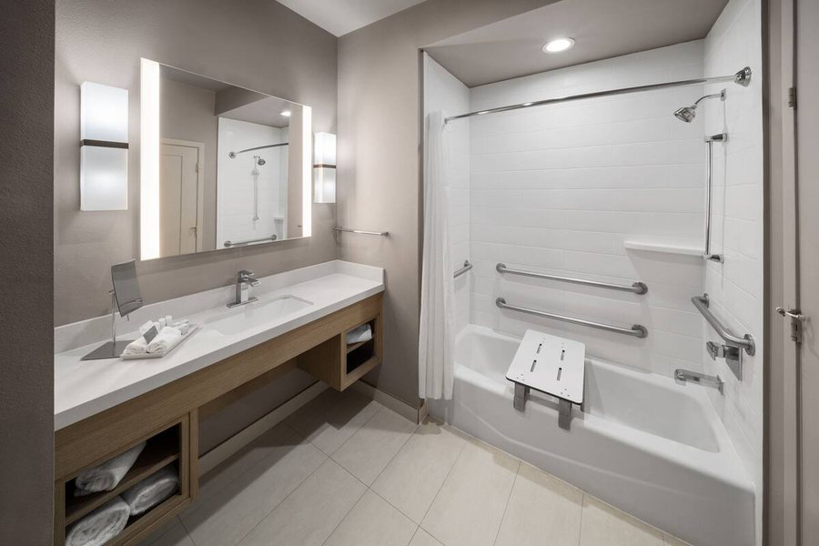 La Quinta Inn Suites by Wyndham Katy — Bathroom