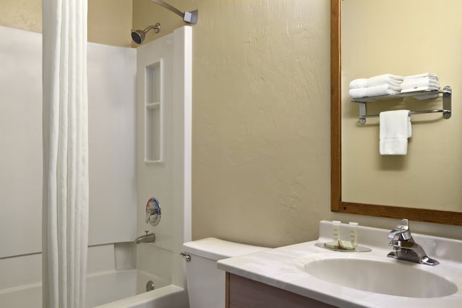 La Quinta Inn Suites by Wyndham Kennewick — Bathroom