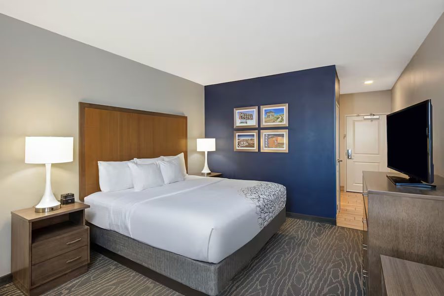La Quinta Inn Suites by Wyndham Kingman — Guest room