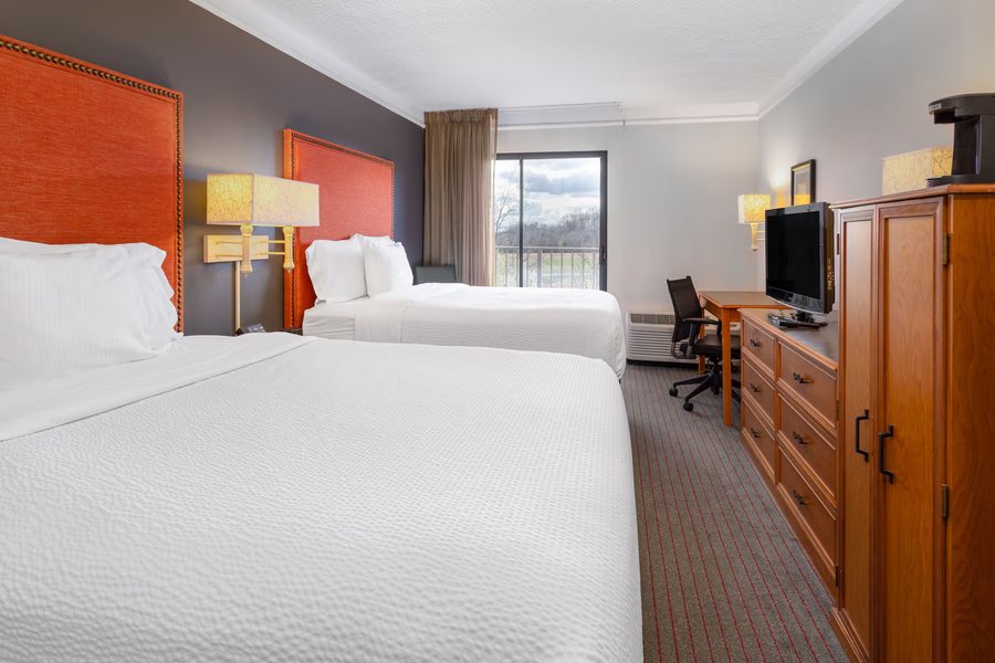 La Quinta Inn Suites by Wyndham Kingsport TriCities Airpt — Guest room