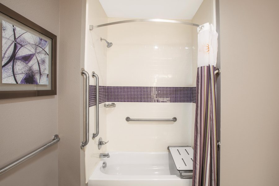 La Quinta Inn Suites by Wyndham Kingsville — Bathroom