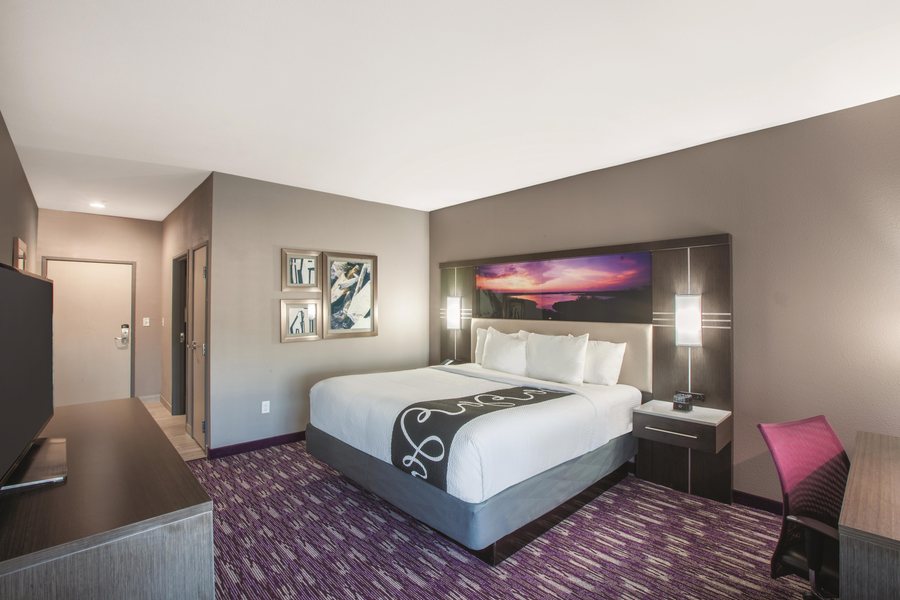 La Quinta Inn Suites by Wyndham Kingsville — Guest room