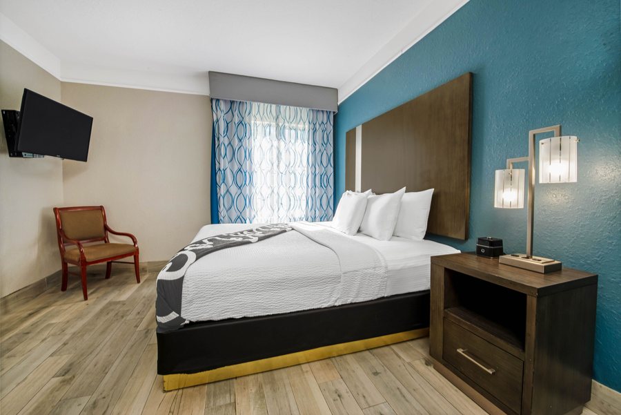 La Quinta Inn Suites by Wyndham Kingwood Houston IAH Airpt — Guest room