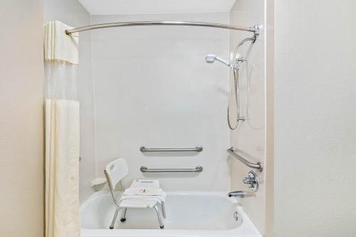 La Quinta Inn Suites by Wyndham Knoxville Airport — Bathroom